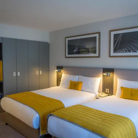 Отель Maldron Pearse Street 4*