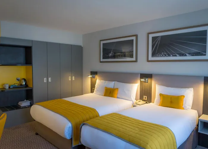 Отель Maldron Pearse Street 4*