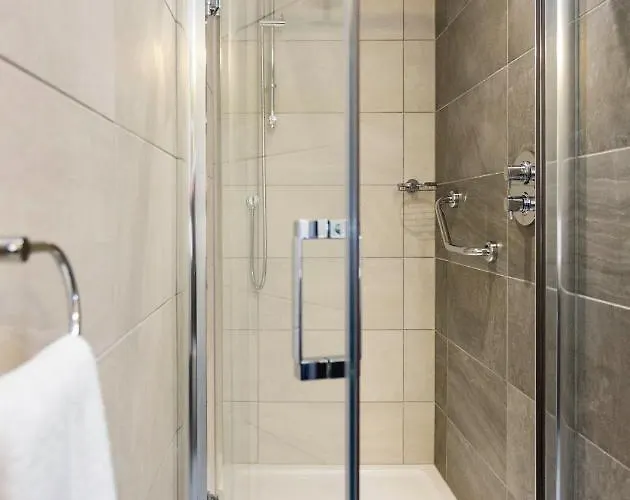 Отель Maldron Pearse Street 4*